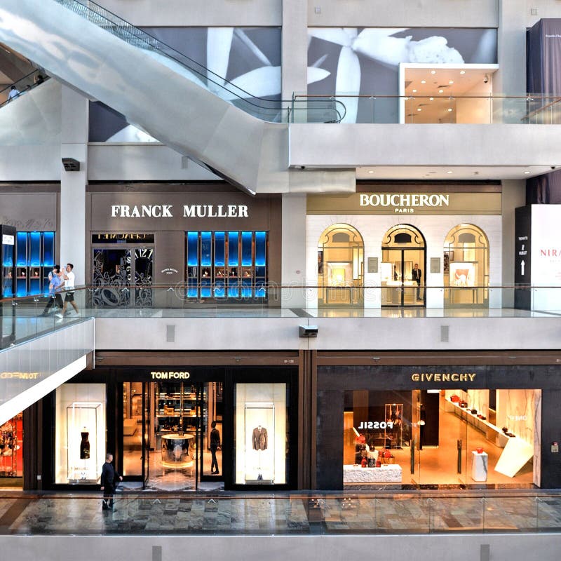Inre av shoppesna på Marina Bay Sands, störst lyxiga shoppinggallerior för Singapore ` s royaltyfri foto Inre av shoppesna på Marina Bay Sands, störst lyxiga shoppinggallerior för Singapore ` s royaltyfri foto