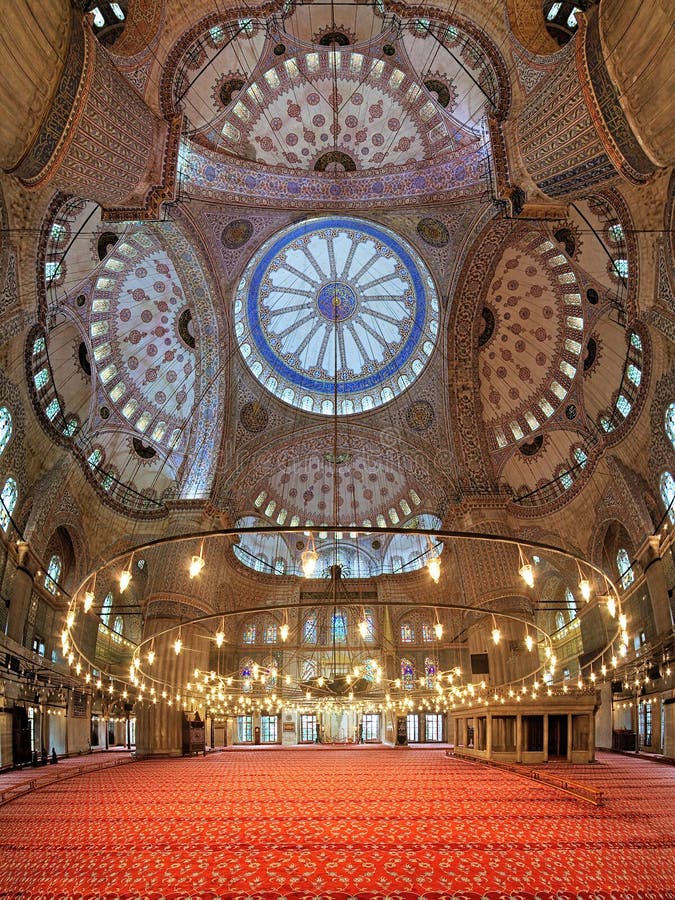 Inre av Sultan Ahmed Mosque i Istanbul, Turkiet royaltyfri bild Inre av Sultan Ahmed Mosque i Istanbul, Turkiet royaltyfri bild