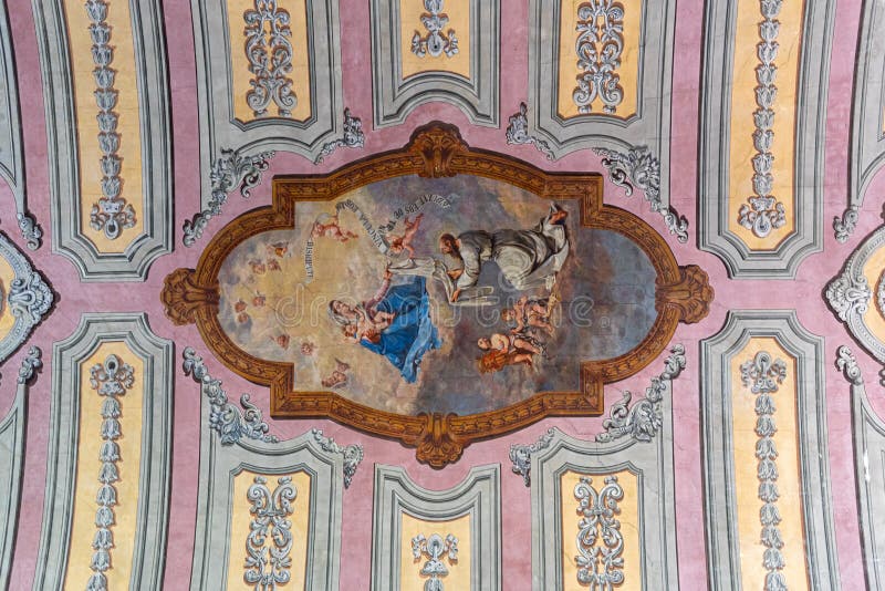 Inre delen av församlingens församling, Nossa senhora das merces, i staden lisbon. arkivbilder