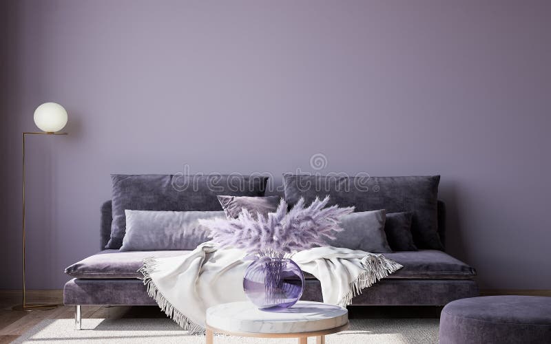 Inre design av lyxrum i vardagsrummet med elegant sofa purpurvase och eleganta tillbehör på lila, tomma väggar royaltyfri fotografi