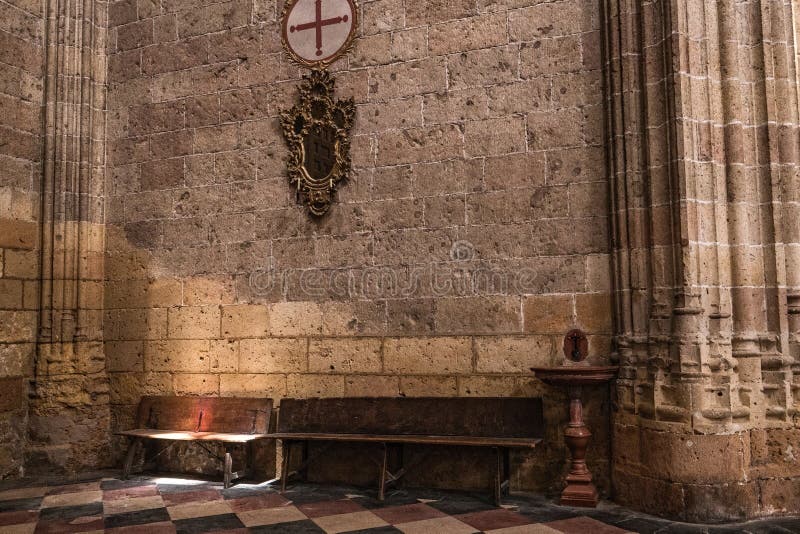 Inre i kapell vår dam av radbandet i domkyrka av vår dam av antagandet, hörnet av tillbakadragande och bönen som är upplyst vid royaltyfria bilder Inre i kapell vår dam av radbandet i domkyrka av vår dam av antagandet, hörnet av tillbakadragande och bönen som är upplyst vid royaltyfria bilder