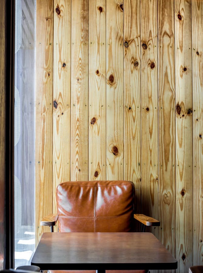 Inre kafé med ljust - brun tappninglädersoffa arkivfoton Inre kafé med ljust - brun tappninglädersoffa arkivfoton