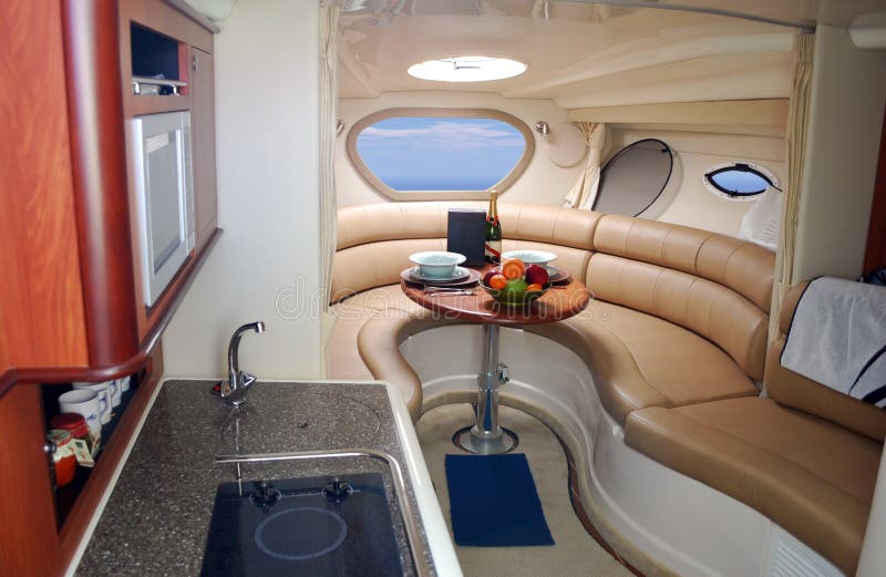 Inre lyxig ny yacht royaltyfri fotografi