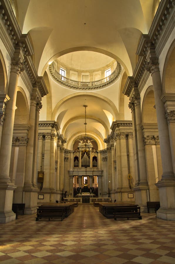 Inre San Giorgio Maggiore för toppen bred sikt kyrka i Venedig arkivbild