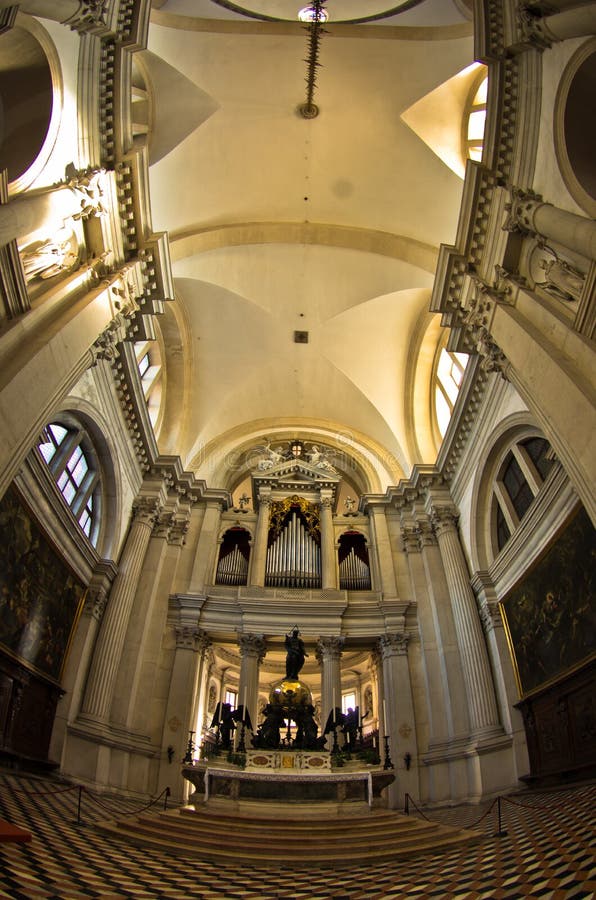 Inre San Giorgio Maggiore för toppen bred sikt kyrka i Venedig royaltyfria foton