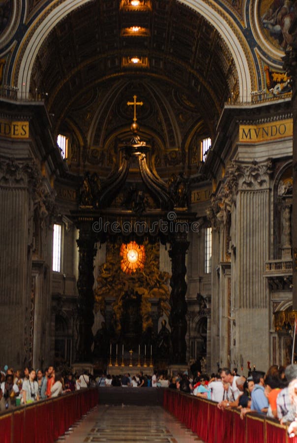 Inre Sts Peter för sikt basilika, Vatican City, Italien royaltyfri foto
