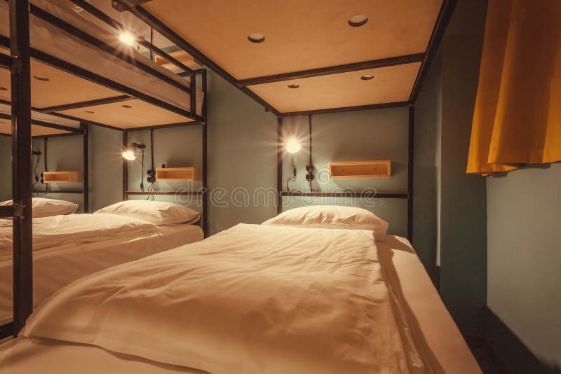 Inredesignen av ett dormrum av det turist- vandrarhemmet med rengöring bäddar ned för tolv personer arkivbilder Inredesignen av ett dormrum av det turist- vandrarhemmet med rengöring bäddar ned för tolv personer arkivbilder