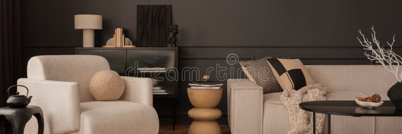Inredning i vardagsrummet med vit pansarbeige modulär sofa svart kaffepaket (rugkuddar) vase med torkade blommor royaltyfri illustrationer