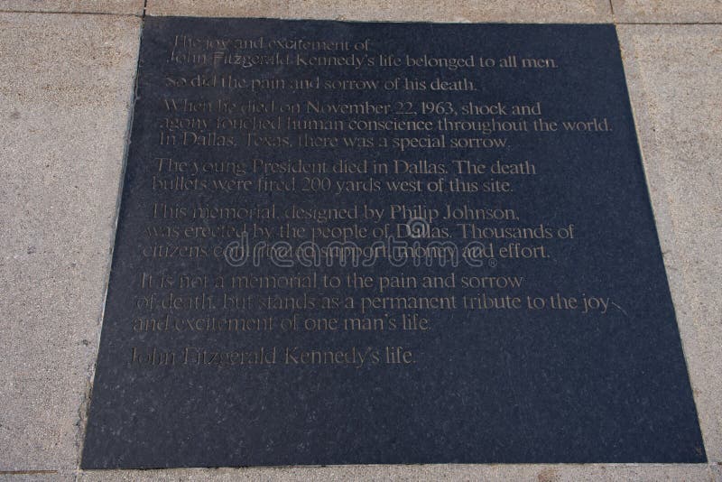 Inristad hedersgåva, John F Kennedy Memorial Plaza Dallas, Texas royaltyfria foton Inristad hedersgåva, John F Kennedy Memorial Plaza Dallas, Texas royaltyfria foton