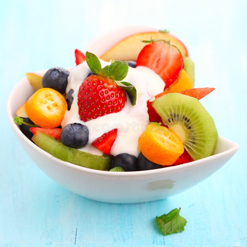 Insalata al gusto di frutta di estate in ciotola bianca immagine stock