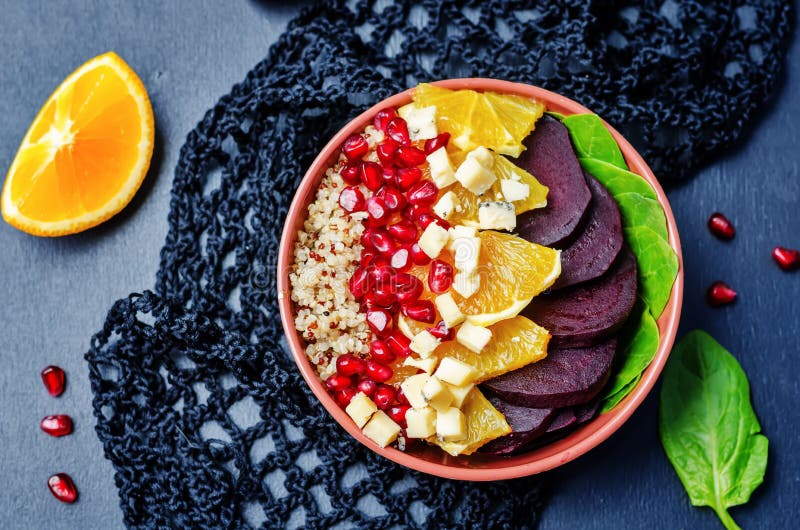 Insalata arancio del formaggio blu del granato della bietola da coste della quinoa fotografia stock Insalata arancio del formaggio blu del granato della bietola da coste della quinoa fotografia stock