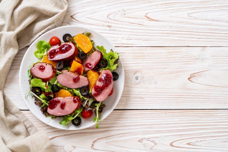 insalata arrostita del seno di anatra fotografia stock libera da diritti insalata arrostita del seno di anatra fotografia stock libera da diritti