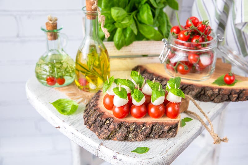 Insalata Classica Delle Canape Di Caprese Dell&amp;#39;italiano Con I Pomodori ...