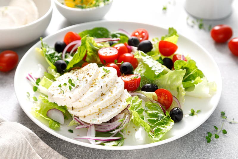 Insalata con formaggio di mozarella cherry olive di pomodoro e lattuga principale immagine stock libera da diritti