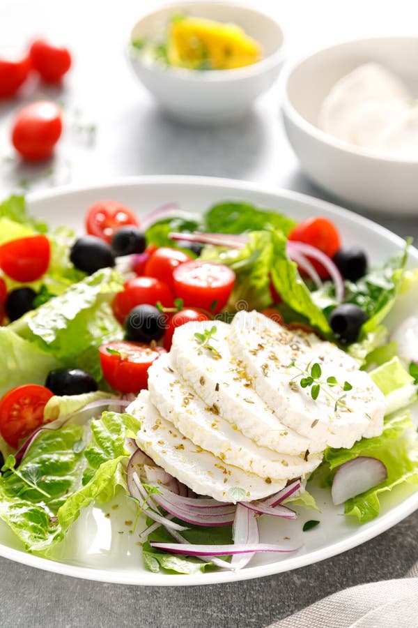 Insalata con formaggio di mozarella cherry olive di pomodoro e lattuga principale fotografie stock libere da diritti