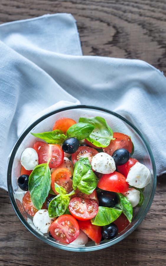 Insalata Con I Pomodori, Le Olive, La Mozzarella Ed Il Basilico ...