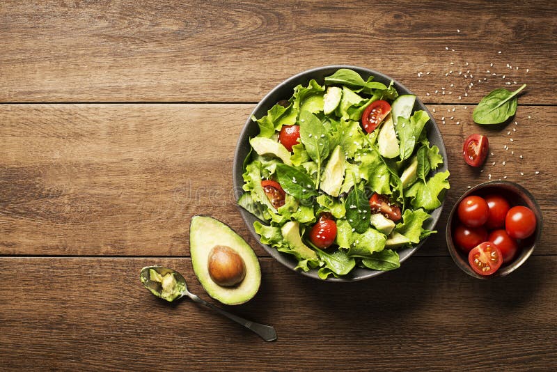 Insalata con l'avocado ed il pomodoro fotografie stock Insalata con l'avocado ed il pomodoro fotografie stock