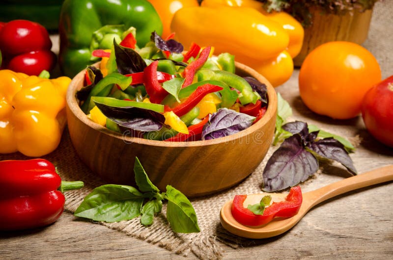 Insalata da peperone dolce e da basilico immagini stock Insalata da peperone dolce e da basilico immagini stock