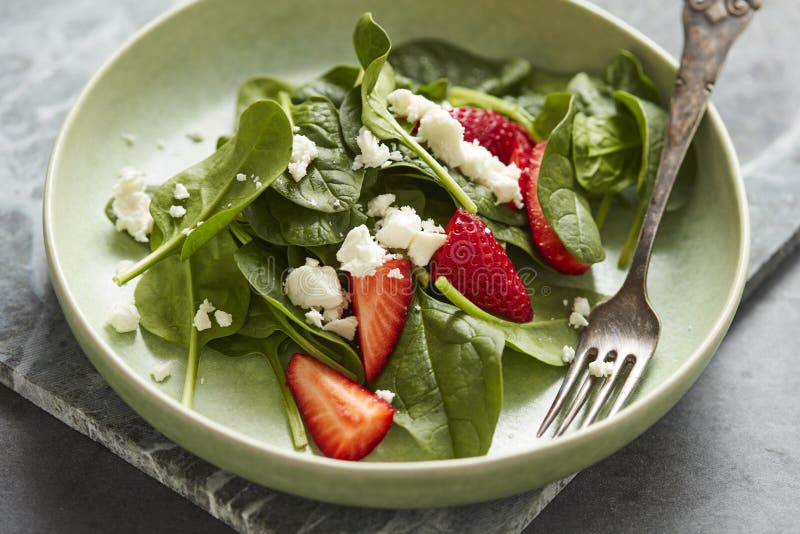 Insalata degli spinaci con la fragola e la feta immagini stock Insalata degli spinaci con la fragola e la feta immagini stock