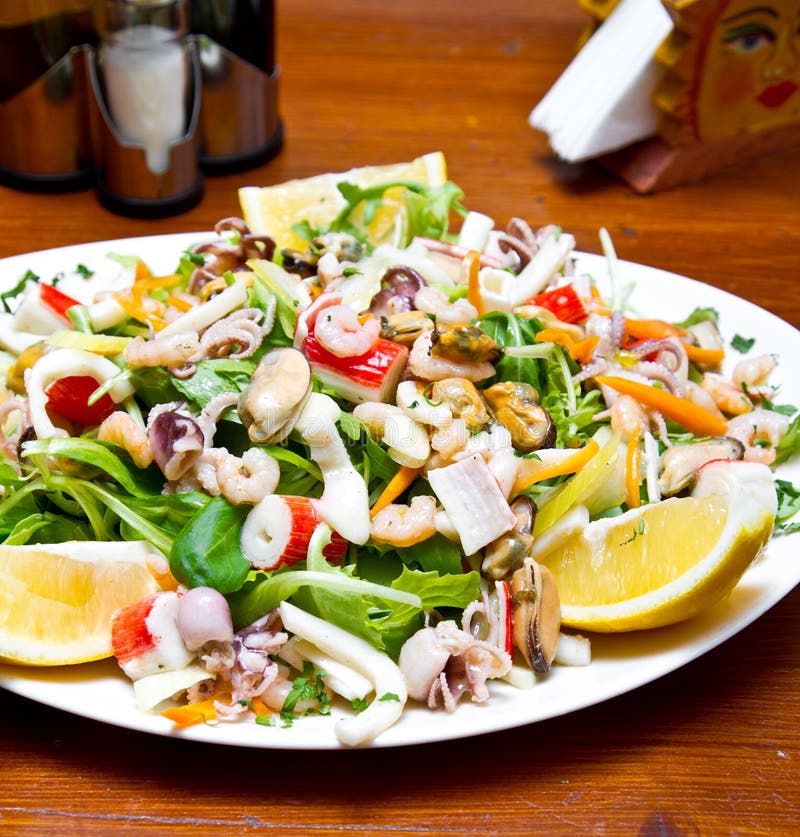 Insalata Dei Frutti Di Mare Fotografia Stock - Immagine di granchio ...