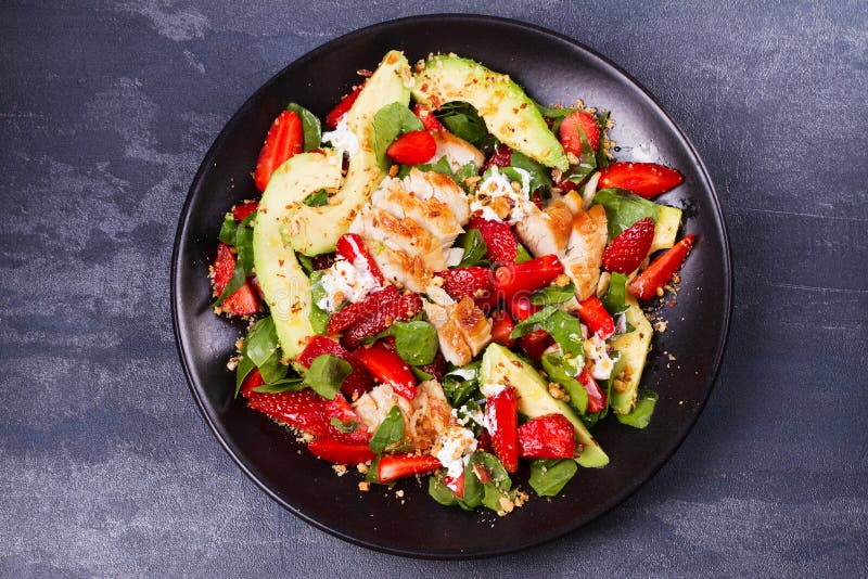 Insalata del pollo, della fragola, dell'avocado e degli spinaci con le mandorle fotografia stock libera da diritti Insalata del pollo, della fragola, dell'avocado e degli spinaci con le mandorle fotografia stock libera da diritti
