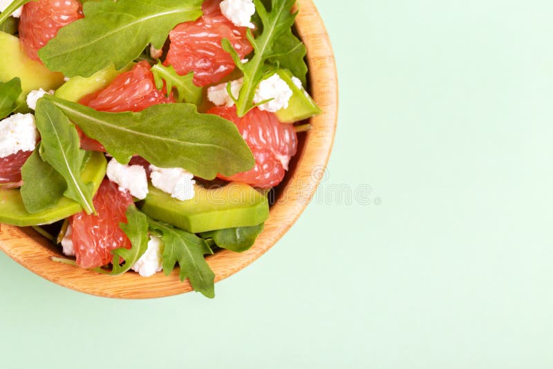 Insalata deliziosa con il pompelmo, gli spinaci, la feta e l'avocado immagine stock libera da diritti Insalata deliziosa con il pompelmo, gli spinaci, la feta e l'avocado immagine stock libera da diritti