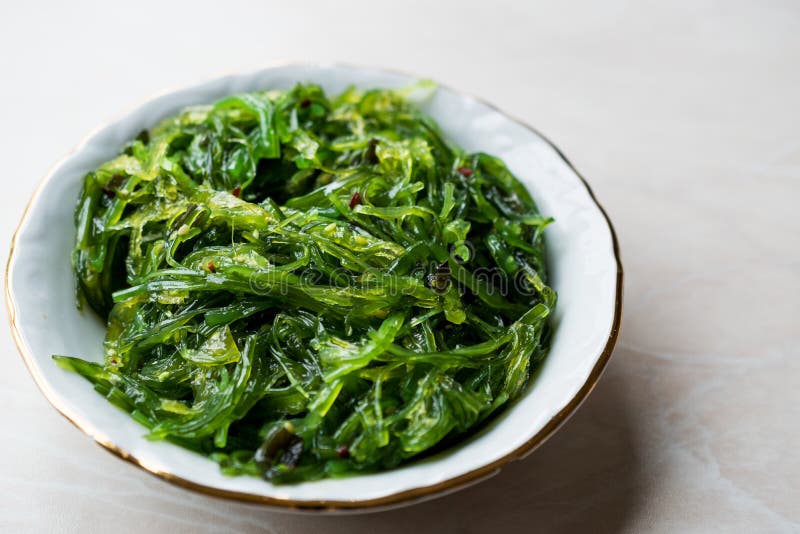 Insalata dell'alga di Hiyashi Wakame Chuka in ciotola immagine stock libera da diritti Insalata dell'alga di Hiyashi Wakame Chuka in ciotola immagine stock libera da diritti