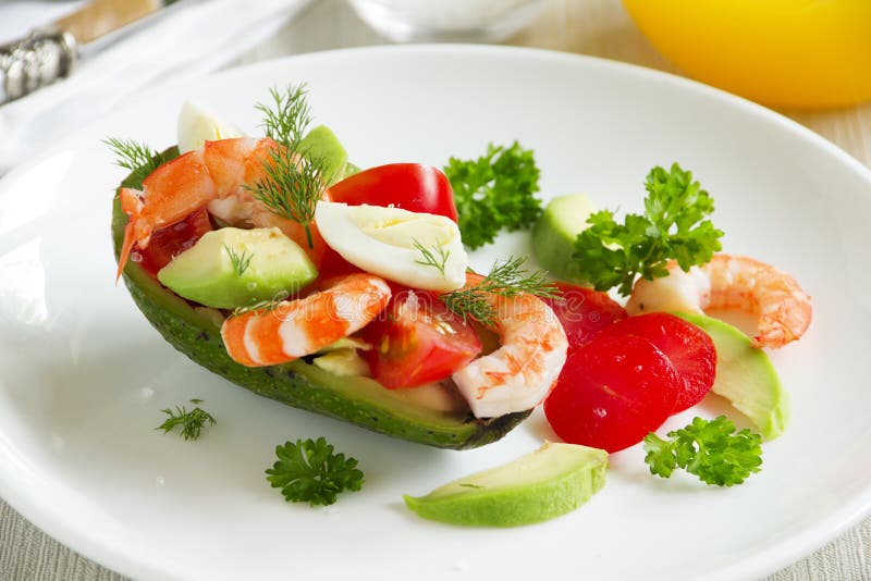 Insalata dell'avocado con gamberetto fotografia stock libera da diritti Insalata dell'avocado con gamberetto fotografia stock libera da diritti