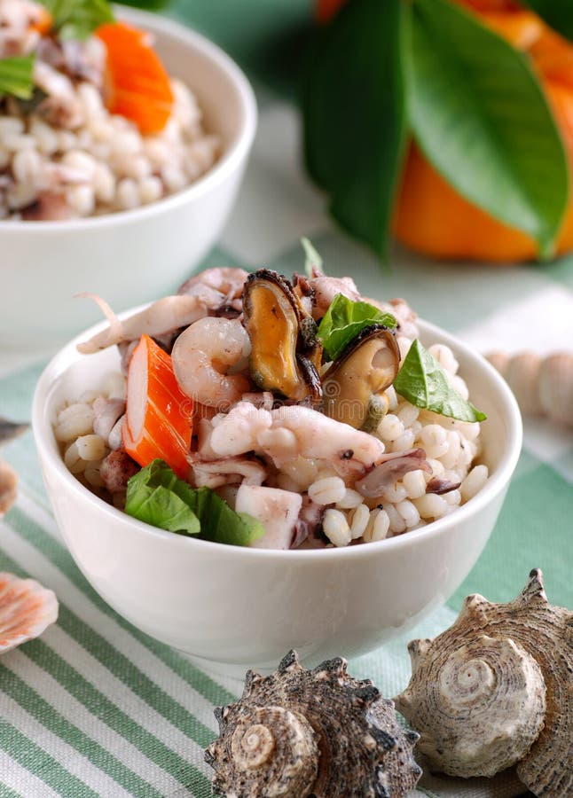 Insalata Dell'orzo Con Frutti Di Mare Fotografia Stock Immagine di