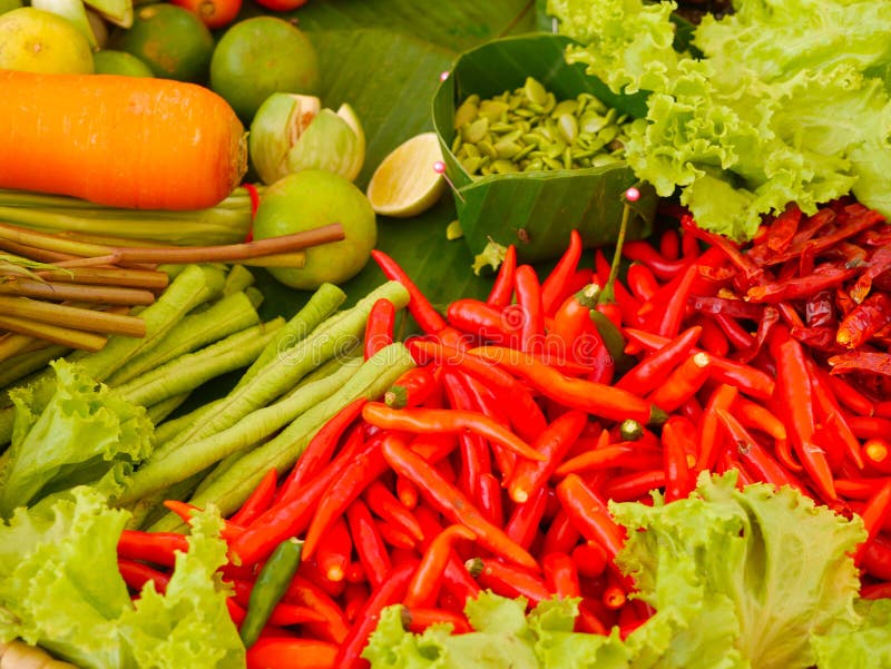 Insalata della papaia o tum del som, alimento tailandese immagini stock Insalata della papaia o tum del som, alimento tailandese immagini stock