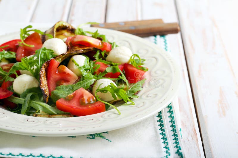 Insalata dello zucchini, della mozzarella, del pomodoro e di razzo fotografia stock libera da diritti Insalata dello zucchini, della mozzarella, del pomodoro e di razzo fotografia stock libera da diritti