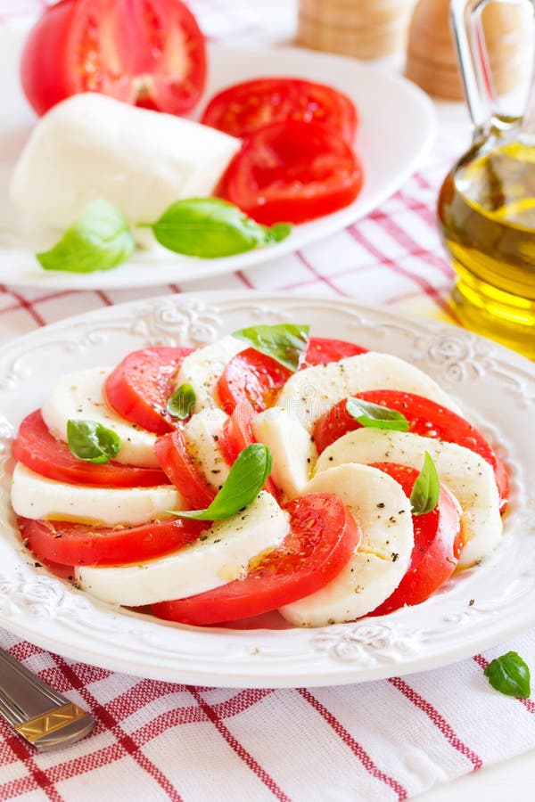 Insalata Di Caprese Con I Pomodori, Immagine Stock Immagine di