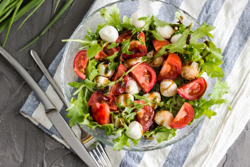 Insalata Di Caprese Con La Rucola Immagine Stock - Immagine di ...