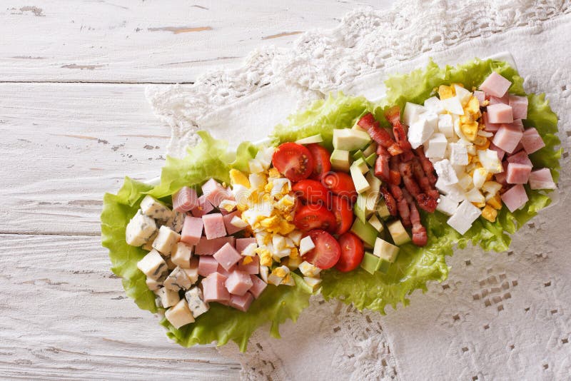 Insalata di Cobb dell'americano su un piatto sulla tavola vista superiore orizzontale fotografia stock libera da diritti Insalata di Cobb dell'americano su un piatto sulla tavola vista superiore orizzontale fotografia stock libera da diritti