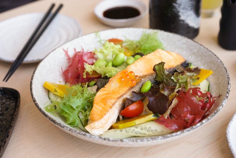 Insalata di color salmone Seared Un aperitivo giapponese di insalata di color salmone con edamame o la soia verde giapponese Fuoc immagine stock libera da diritti