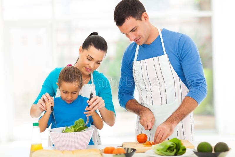 Insalata di miscelazione della figlia della madre immagini stock libere da diritti Insalata di miscelazione della figlia della madre immagini stock libere da diritti