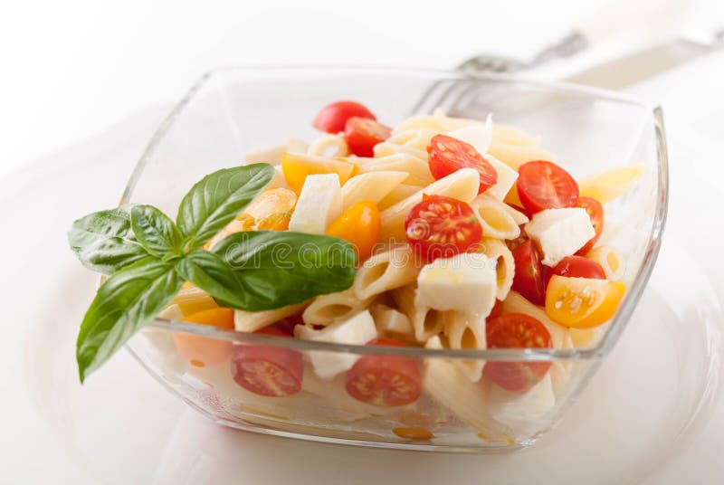 Insalata Di Pasta Deliziosa Con Il Mozarella Ed I Pomodori Ciliegia ...