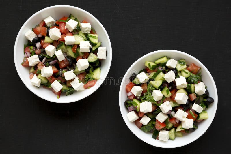 Insalata di Shepard fatta in casa con cetrioli, feta e prezzemolo in ciotole bianche su sfondo nero, vista dall'alto Dall'alto, s fotografie stock libere da diritti Insalata di Shepard fatta in casa con cetrioli, feta e prezzemolo in ciotole bianche su sfondo nero, vista dall'alto Dall'alto, s fotografie stock libere da diritti