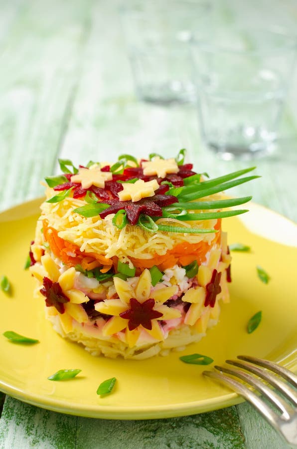 Insalata di verdure con la decorazione della molla fotografia stock libera da diritti Insalata di verdure con la decorazione della molla fotografia stock libera da diritti
