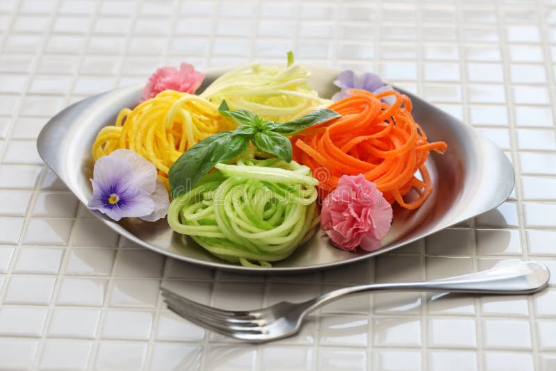 Insalata di verdure delle tagliatelle di dieta sana fotografie stock Insalata di verdure delle tagliatelle di dieta sana fotografie stock