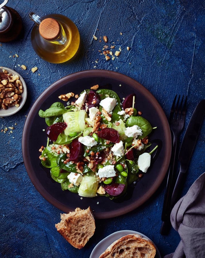 Insalata di verdure sana fresca con feta fotografia stock