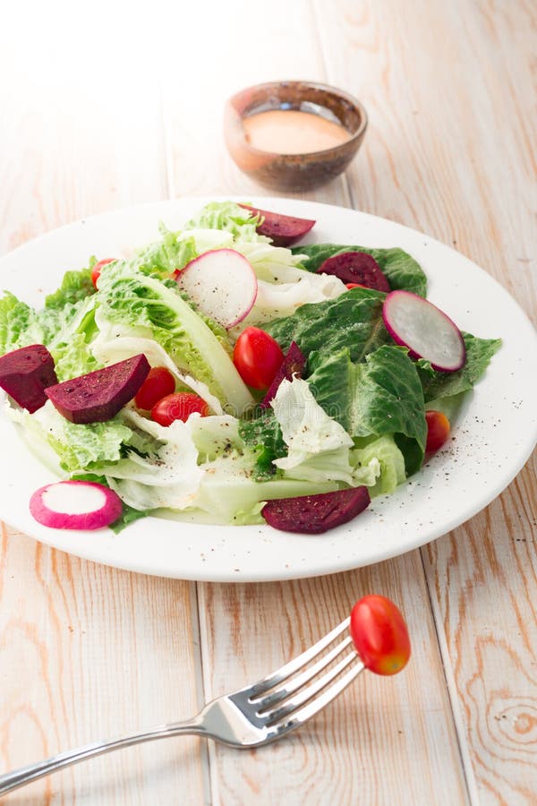 Insalata fresca con i pomodori fotografie stock libere da diritti Insalata fresca con i pomodori fotografie stock libere da diritti