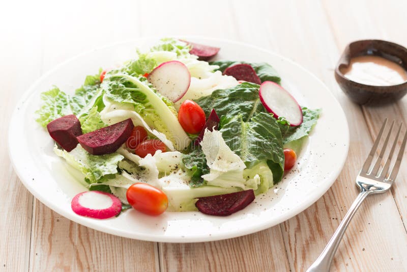 Insalata fresca con i pomodori fotografie stock libere da diritti Insalata fresca con i pomodori fotografie stock libere da diritti