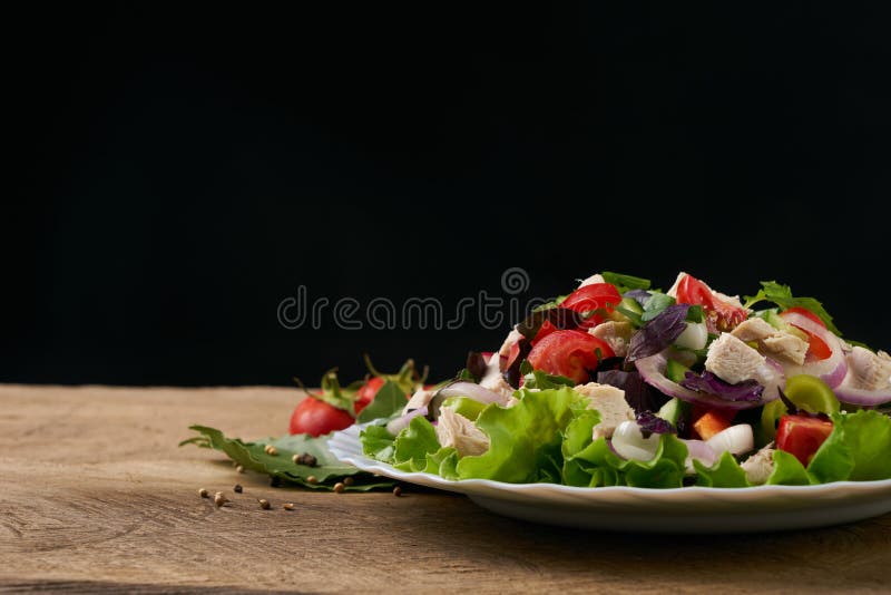 Insalata fresca con i verdi misti, ravanello, cetriolo, pomodoro, cipolla, peperone dolce fotografie stock Insalata fresca con i verdi misti, ravanello, cetriolo, pomodoro, cipolla, peperone dolce fotografie stock
