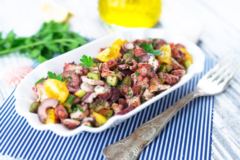 Insalata fresca del polipo immagini stock libere da diritti Insalata fresca del polipo immagini stock libere da diritti