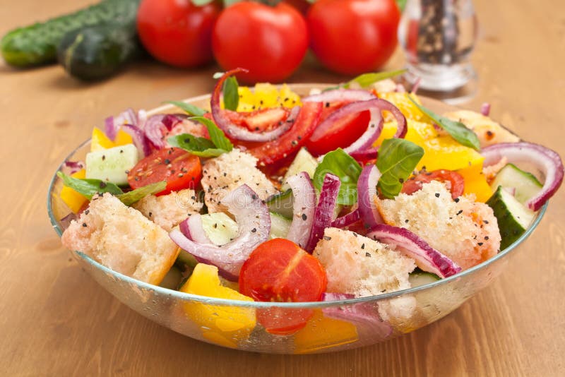 Insalata fresca di Panzanella del pane e del pomodoro immagini stock libere da diritti Insalata fresca di Panzanella del pane e del pomodoro immagini stock libere da diritti
