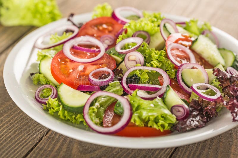 Download Insalata gettata squisita immagine stock. Immagine di lattuga - 117979761