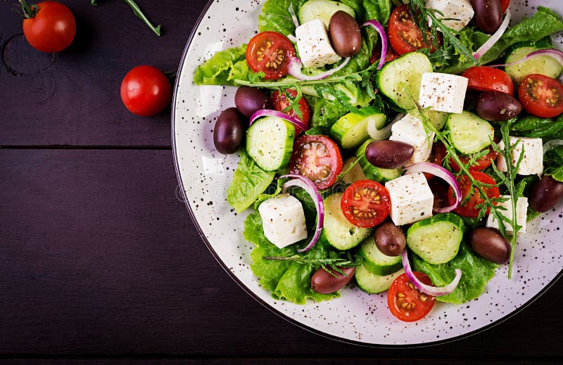 Insalata greca con gli ortaggi freschi, il feta e le olive di Kalamata immagini stock libere da diritti Insalata greca con gli ortaggi freschi, il feta e le olive di Kalamata immagini stock libere da diritti