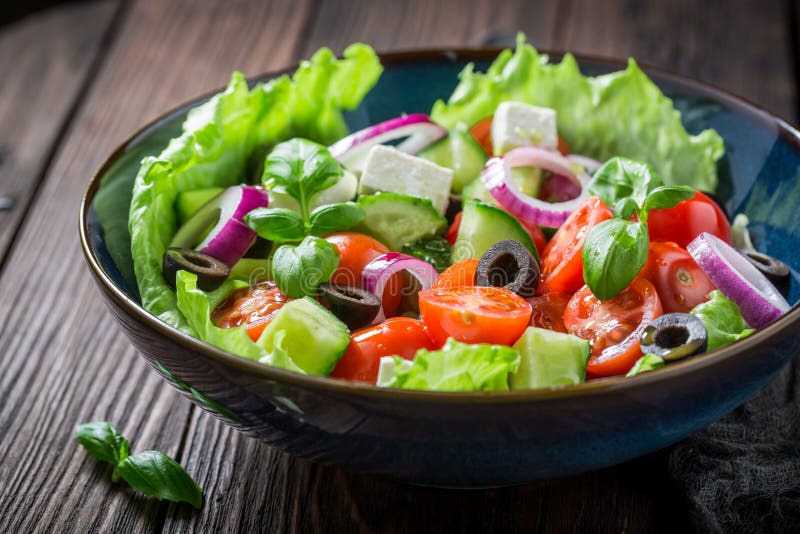 Insalata Greca Deliziosa Con Lattuga, I Pomodori Ciliegia Ed Il Feta ...