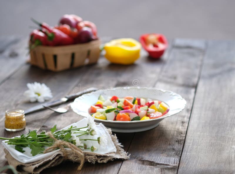 Insalata nel piatto e nella merce nel carrello degli ortaggi freschi fotografia stock libera da diritti Insalata nel piatto e nella merce nel carrello degli ortaggi freschi fotografia stock libera da diritti